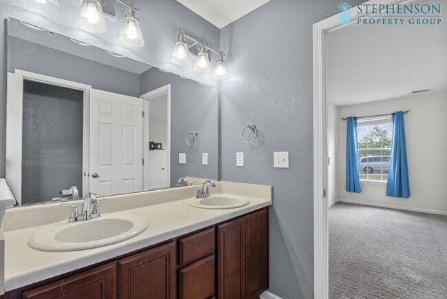 Building Photo - Freshly Remodeled 5 Bedroom with Primary B...