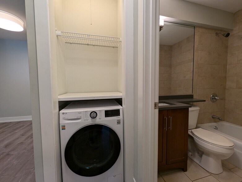 Building Photo - 511 W Barry Ave