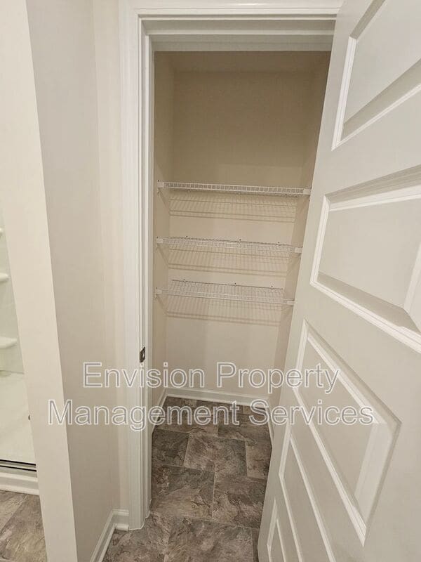 Building Photo - 611 Dairy Dr