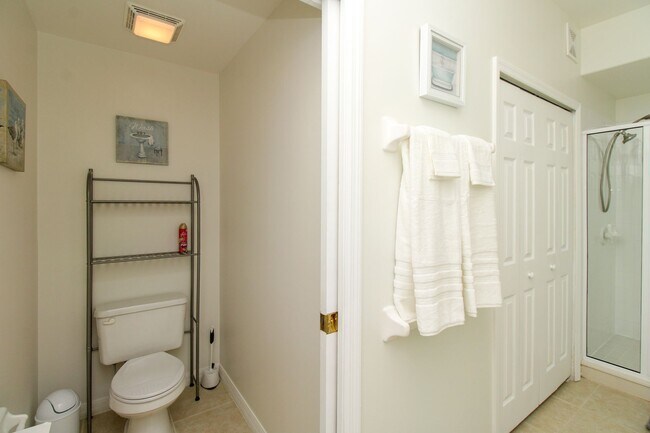 Building Photo - ** SPACIOUS 3 BED/2 BATH COACH HOME WITH T...