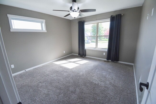 Building Photo - Spacious and Stunning 5 Bed 4 Bath For Ren...
