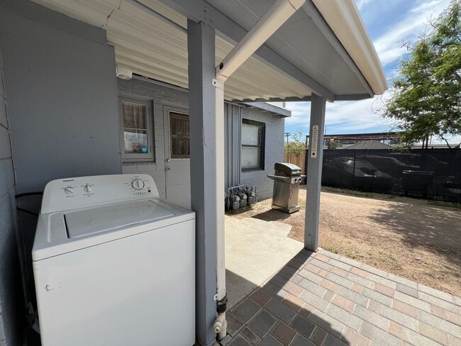 Building Photo - Furnished cozy 1 bedroom Duplex!