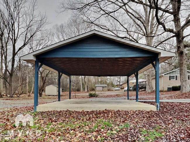 Building Photo - 121 Nicklaus Dr