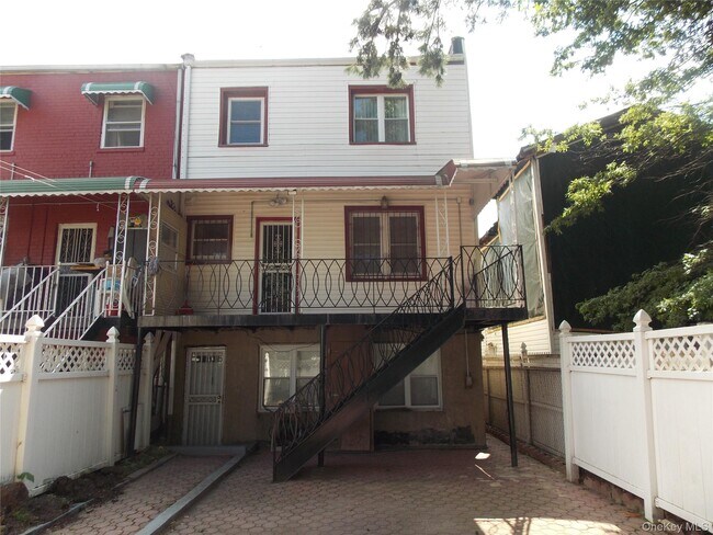 Building Photo - 2927 Throop Ave