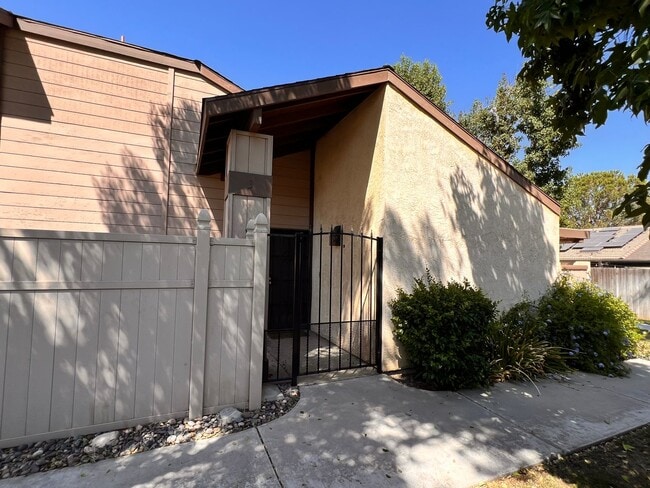 Building Photo - Charming 2-Bedroom Home with Private Patio in Central Bakersfield