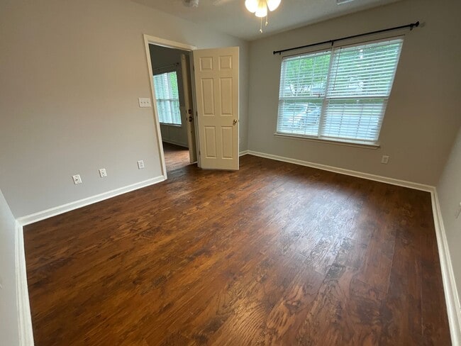 Building Photo - Charming 3 bedroom/2.5 bathroom End Unit i...