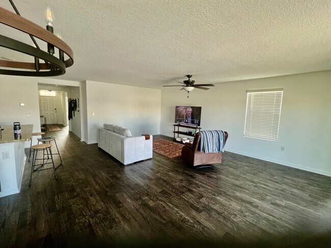 Building Photo - Beautiful 3 Bed, 2 Bath Rental Home – Mode...