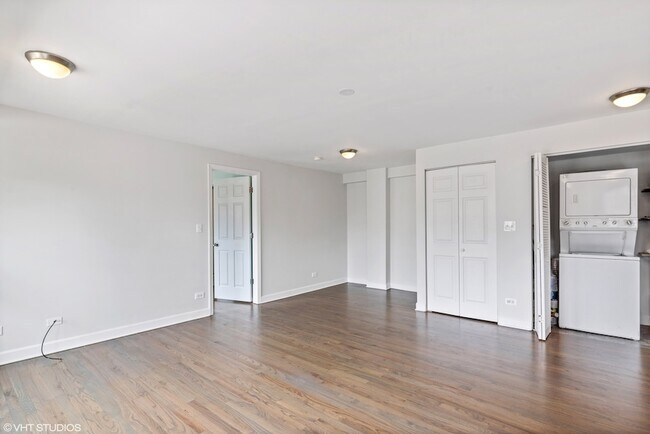 Building Photo - 2545 W Catalpa Ave
