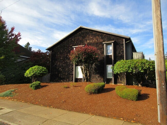 Building Photo - Two Bedroom Apartment w/ Washer and Dryer