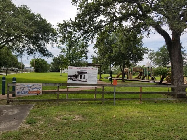 Building Photo - 502 Birdsong Dr