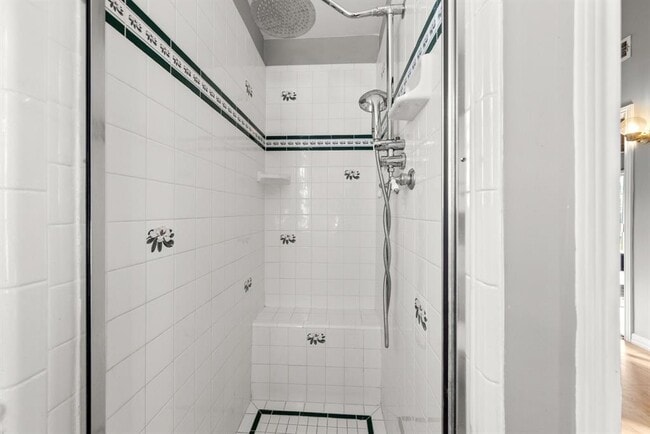 Building Photo - 28 W Inwood Forest Dr