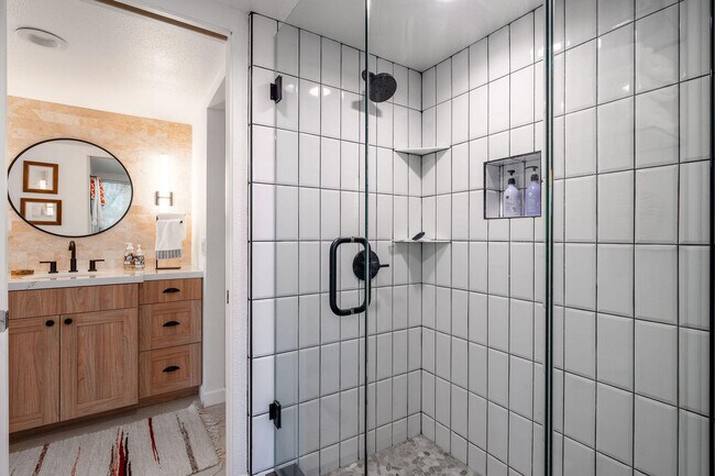 Building Photo - 48910 Noline Pl