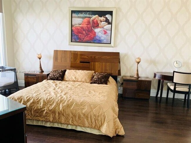 Building Photo - 16001 Collins Ave