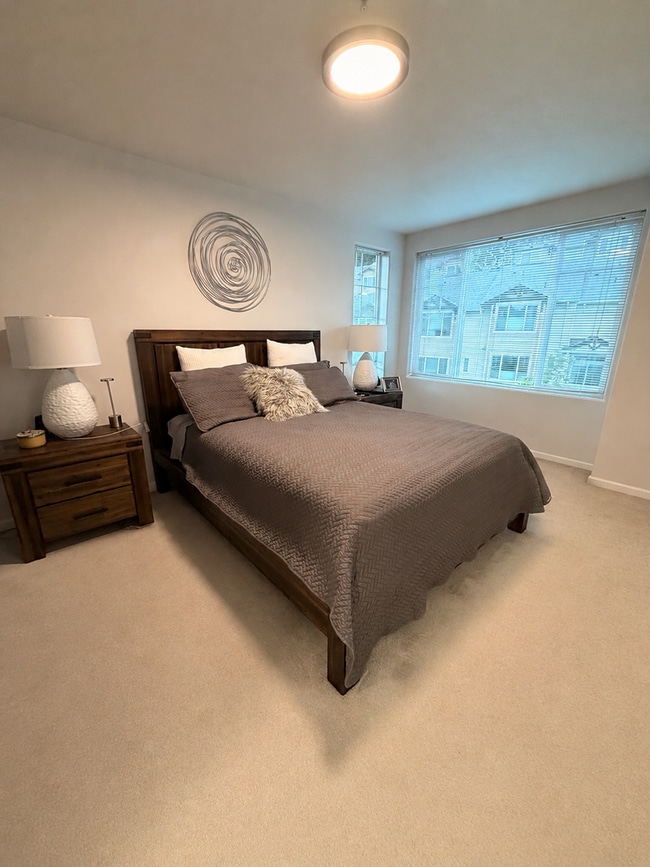 Building Photo - Beautifully updated end-unit townhome just one block from Progress Lake.
