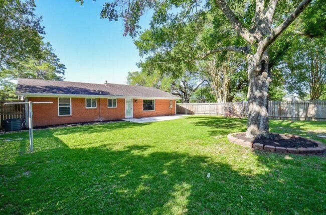 Building Photo - 8330 Waterbury Dr