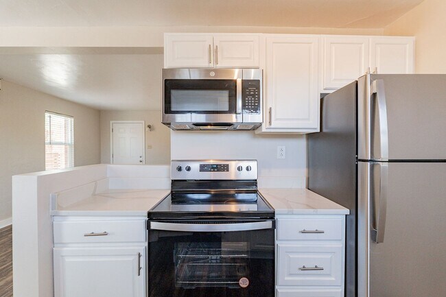 Building Photo - 305-315 N Highland Ave