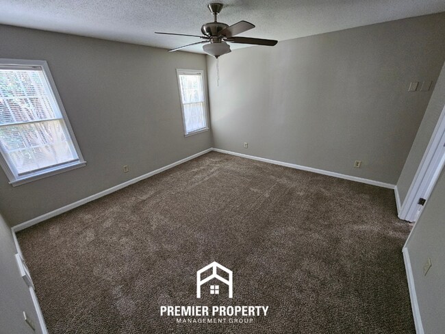 Building Photo - Massive 5BR/3BA Executive Home in East Memphis | Screened Porch & 2,200+ Sq Ft