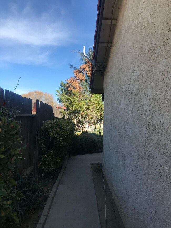 Building Photo - Colton Home in Cooley Ranch w/ Gardener Included