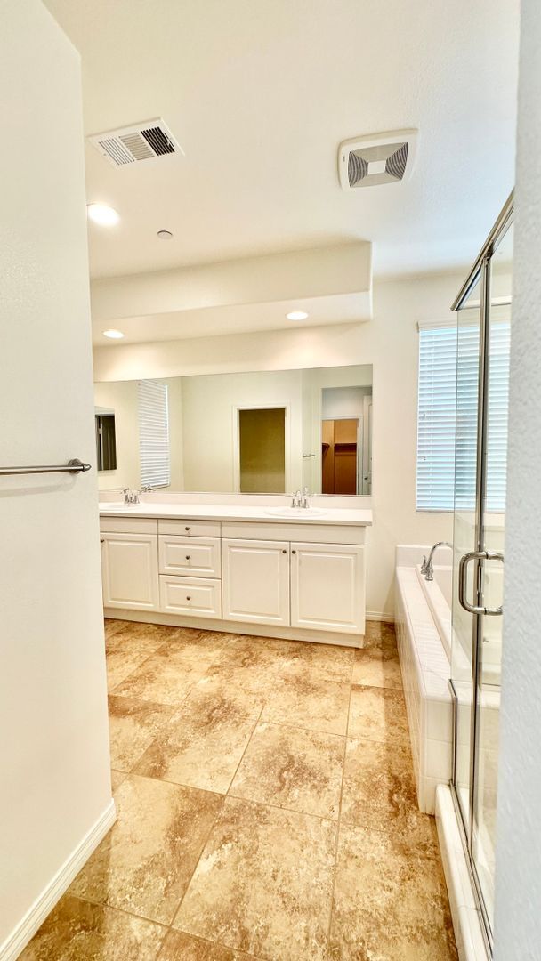 Building Photo - Beautiful, Stand Alone Condo in Resort-lik...