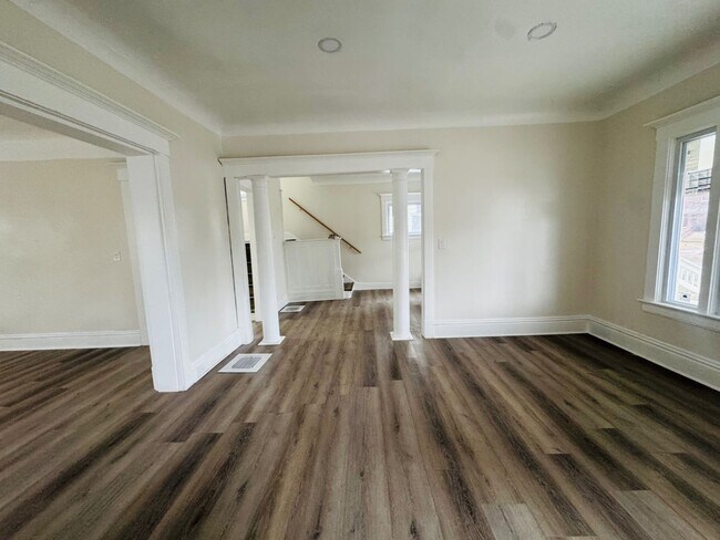 Building Photo - Charming 4-Bedroom Property in Prime Location