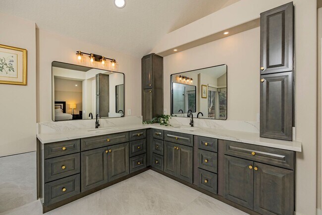 Building Photo - Fully Furnished! Prestige Luxury Single 5bed 3bath House