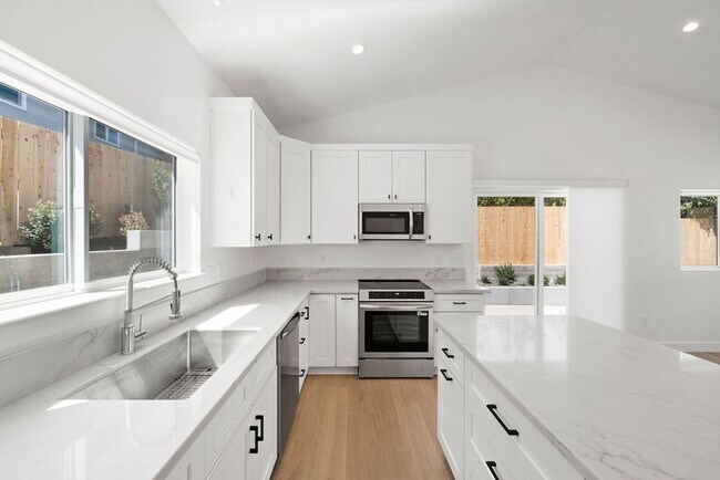 Building Photo - Ramona 319-321