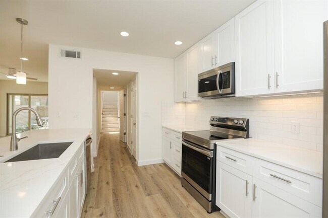Building Photo - 2050 Augusta Dr