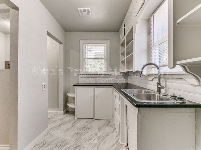 Building Photo - 1841 N Gatewood Ave