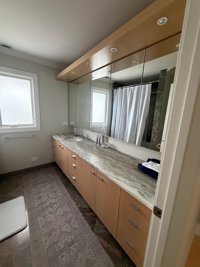 Building Photo - 525 Senon Dr