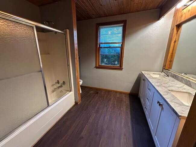 Building Photo - 2540 S Edgewood Dr