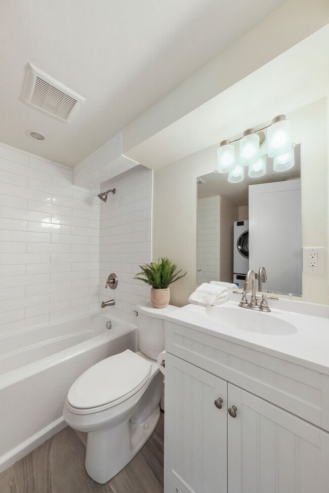 Building Photo - Charming 3BR Townhome in Seattle