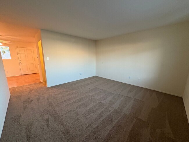 Building Photo - ***Move-in special 1/2 off 1st months rent...