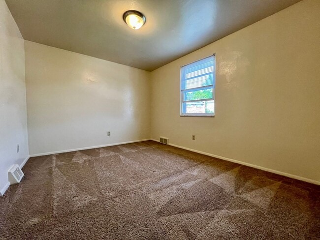 Building Photo - Amazing 2 BR Apartment at Regency Place! Great Plum Location! Central A/C & MORE! CALL TODAY!