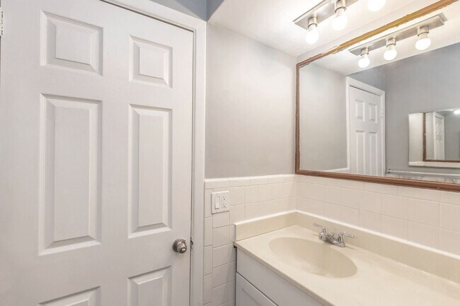 Building Photo - Renovated 2-Bedroom with 2 Bathrooms + Pri...