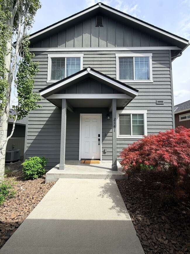 Building Photo - Short term, fully furnished home! 3 bed, 2.5 bath, central a/c, w/d, d/w, covered parking, great ...