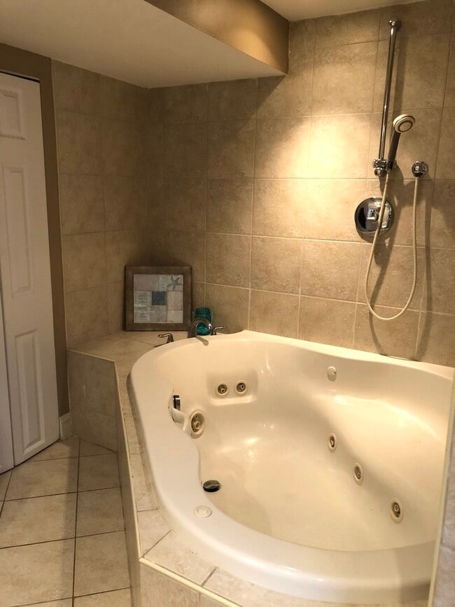 Building Photo - 9529 N Kenneth Ave