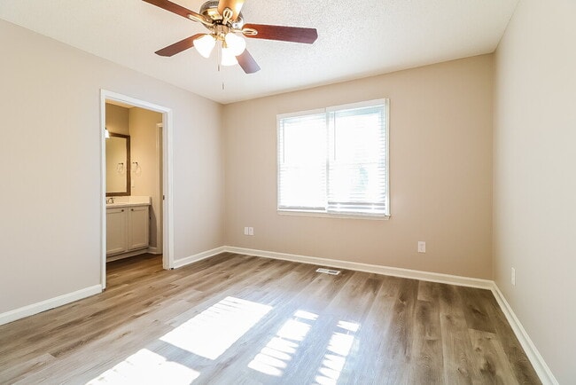 Building Photo - 303 Southampton Dr