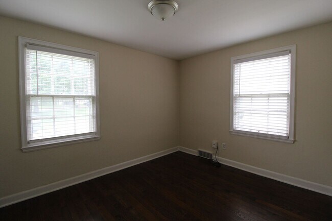 Building Photo - 2702 Howell Terrace