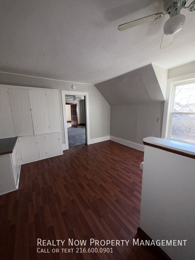 Building Photo - 1344 S Green Rd