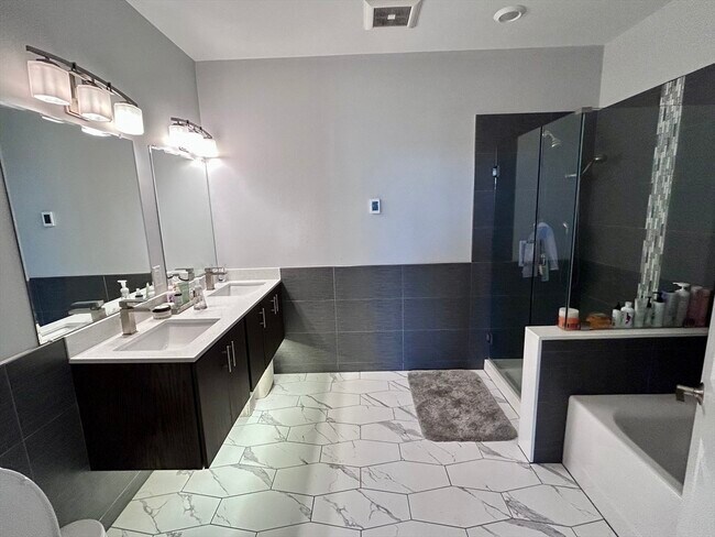 Building Photo - 2 Cliveden St