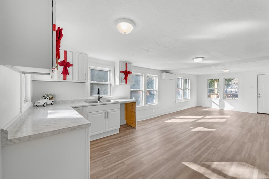 Building Photo - 2922 Topeka St