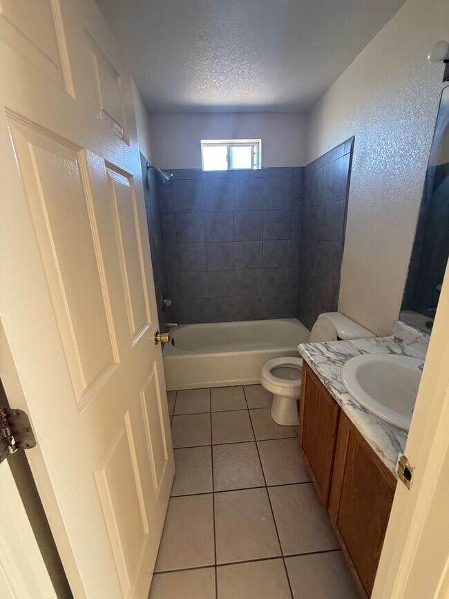 Building Photo - Beautiful home in great Area