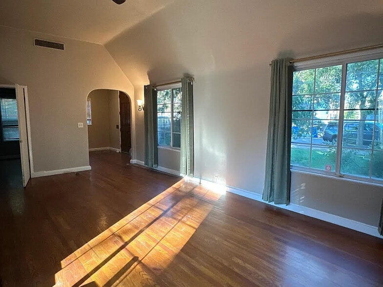 Building Photo - 575 N Yosemite Ave