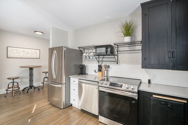 Building Photo - Start a Lease by 12/1 and Receive a $500 R...