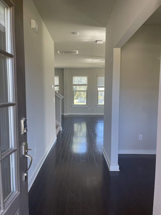 Building Photo - 3037 Commonwealth Dr