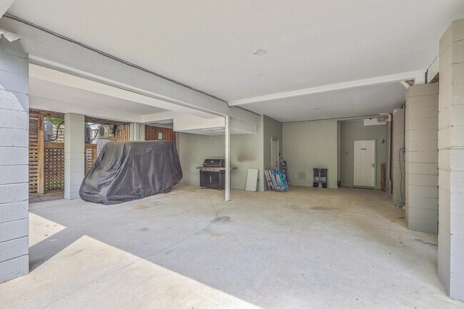 Building Photo - 1 Live Oak Dr