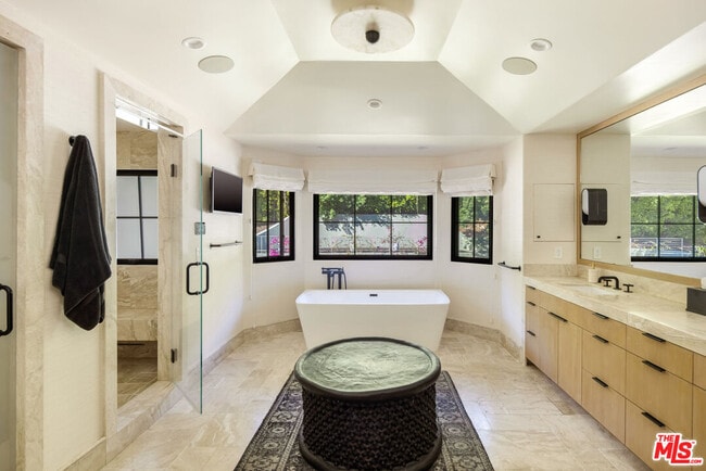 Building Photo - 7651 Willow Glen Rd