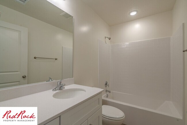 Building Photo - Stunning Spacious 3 Bedroom Unit