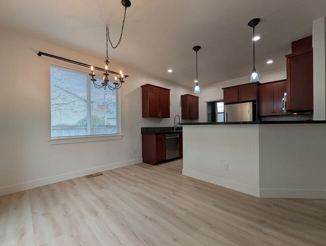 Building Photo - Beautiful 3+ Bedroom, 3 Bath Home With An ...