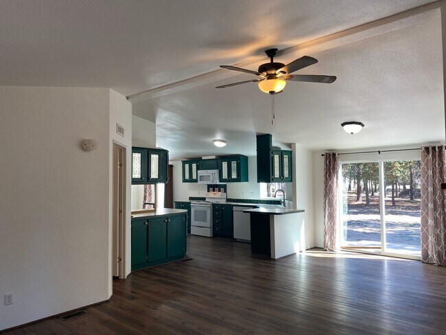 Building Photo - ? Cozy Charm on Almost an Acre in La Pine ?